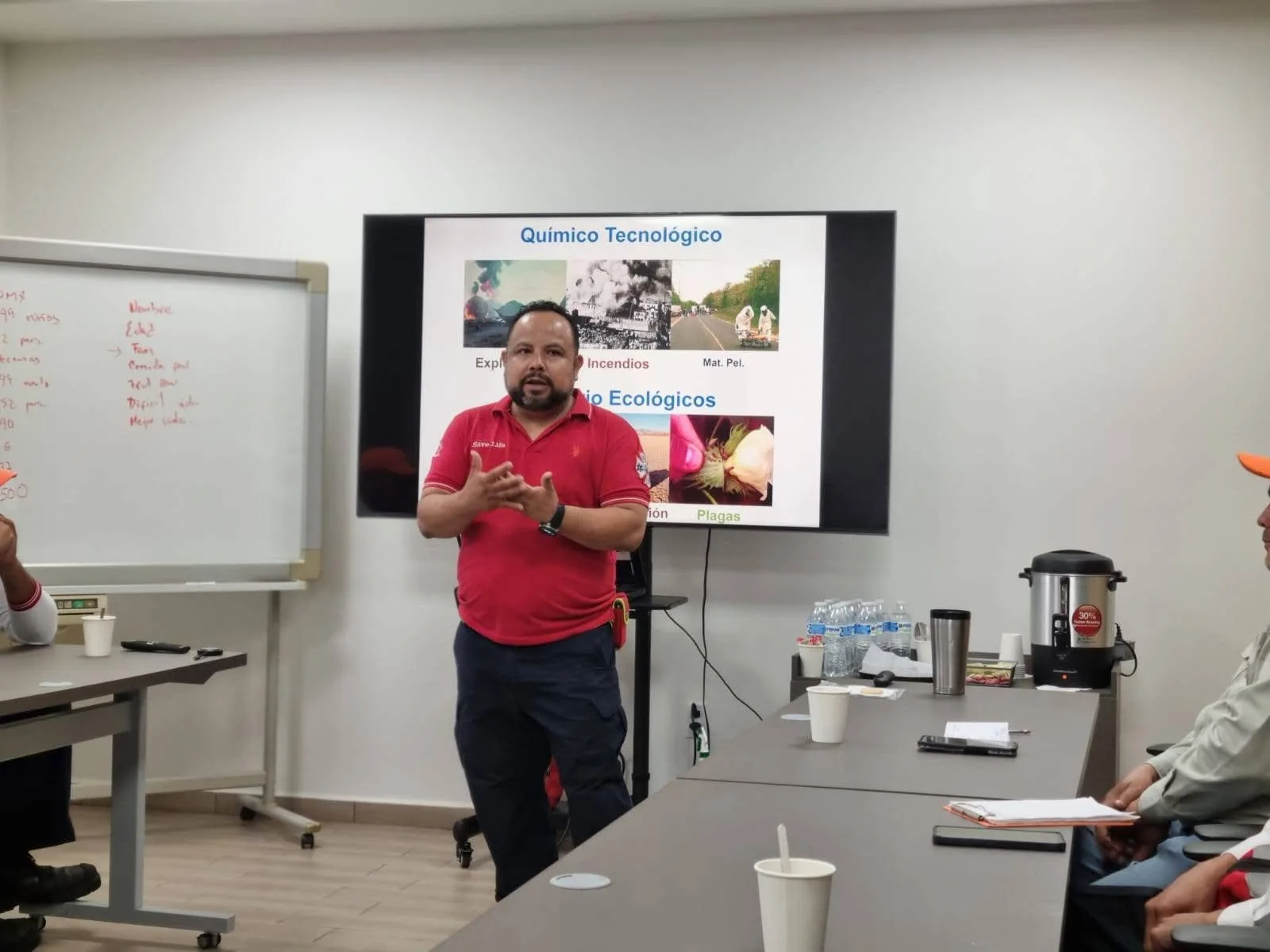 Instructor explicando temas de riesgos químicos y tecnológicos